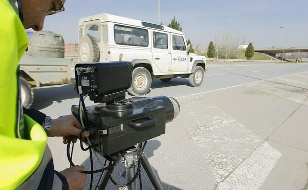Un policía municipal de Vitoria controla la velocidad con un radar.