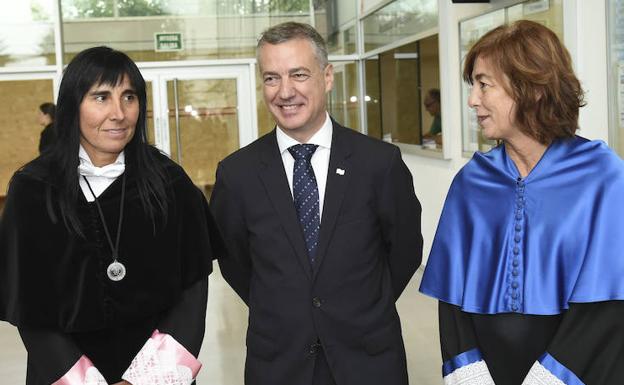 Urkullu, flanqueado por la rectora, Nekane Balluerka, y la consejera de Educación, Cristina Uriarte.
