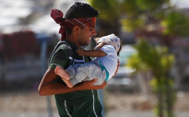Dos sirios desplazados./Delil Souleiman (Afp)