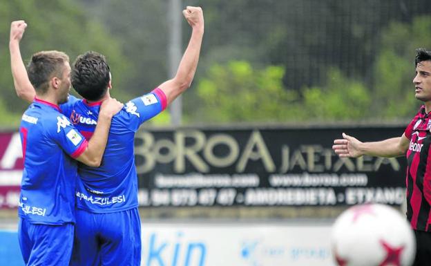 Los jugadores del Amorebieta celebran uno de los goles ante un decepcionado futbolista del Arenas./MAIKA SALGUERO