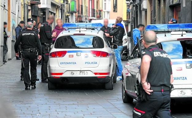 Ertzainas intervienen en un incidente en la calle Santo Domingo, del Casco Medieval. /EL CORREO