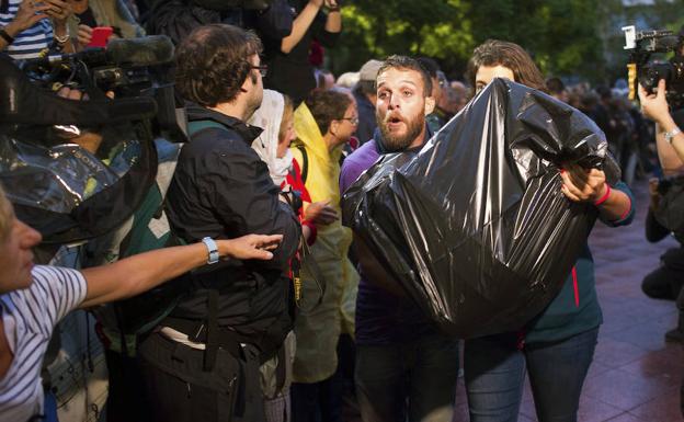 Las urnas han llegado a los colegios en bolsas de plástico./