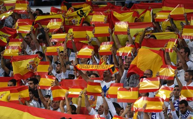 Multitud de banderas españolas en el Santiago Bernabéu./Afp