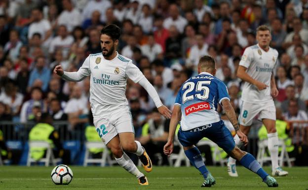 Cristiano Ronaldo señala a un compañero. /Reuters