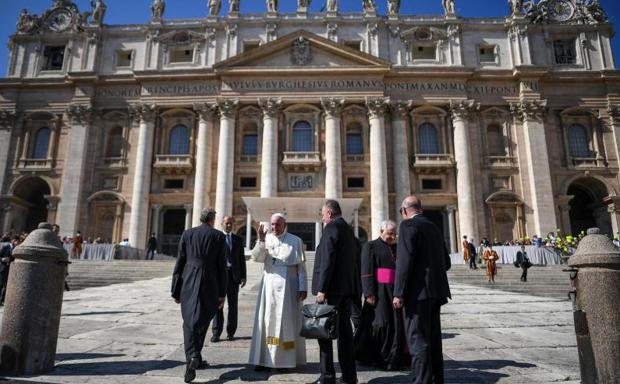 El papa Francisco saluda a los feligreses en la plaza de San Pedro./EFE