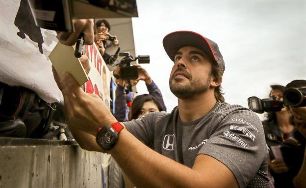 Fernando Alonso firma autógrafos en Suzuka. /Efe