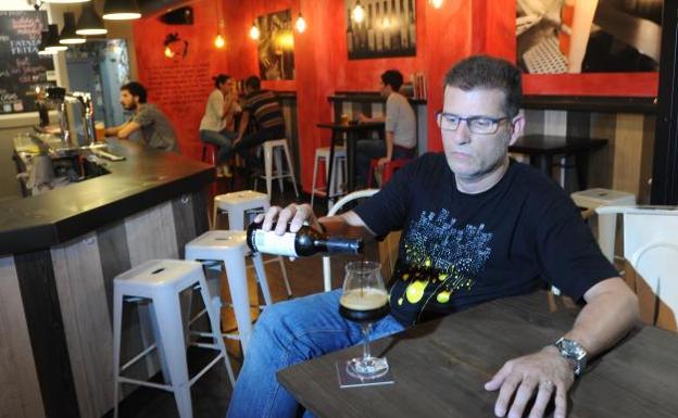 Pere Soler disfruta de una cerveza en el Ordi.