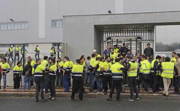 Los trabajadores de General Electric en Ortuella se manifiestaron en defensa de sus empleos la pasada semana./FERNANDO GÓMEZ
