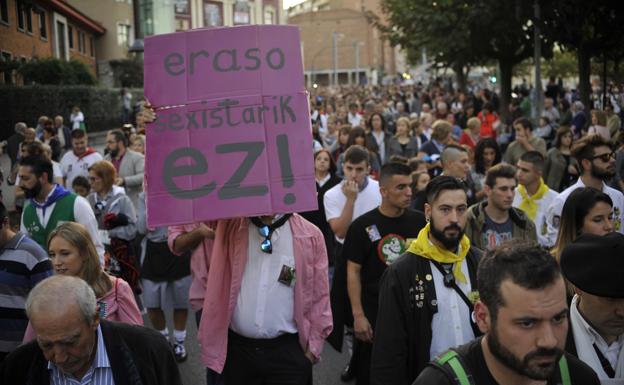 Concentración en Basauri contra la violencia sexista celebrada este martes. I/GNACIO PÉREZ