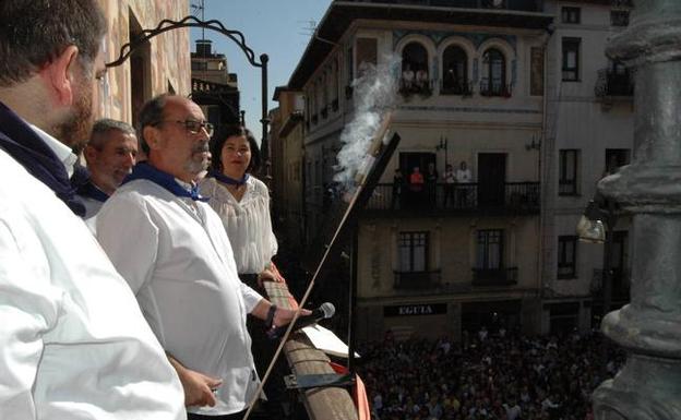 José Martín Santibáñez, presidente de Mugarra, lanza el txupinazo de los 'Sanfaustos'. /MANUELA DíAZ