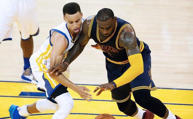 Stephen Curry y LeBron James. /Beck Diefenbach (Afp)