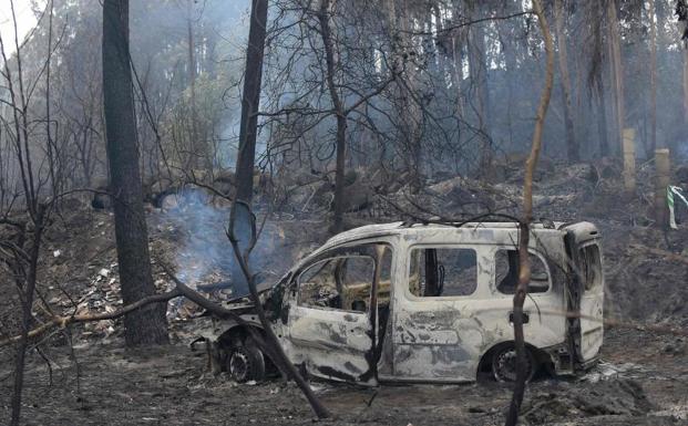 La furgoneta en la que quedaron atrapadas las dos mujeres. /AFP