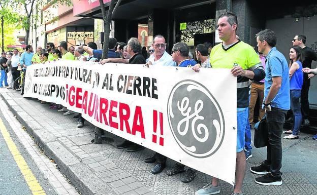 Concentración de protesta de los trabajadores de General Electric, ayer en Bilbao./LUIS ÁNGEL GÓMEZ