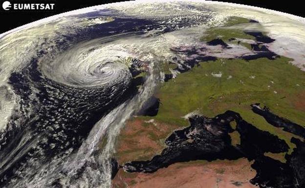 Foto de este lunes tomada por el Meteosat del huracán 'Ophelia, cuyo ojo se aproxima a las costas de irlanda tras rozar Finisterre. /EFE