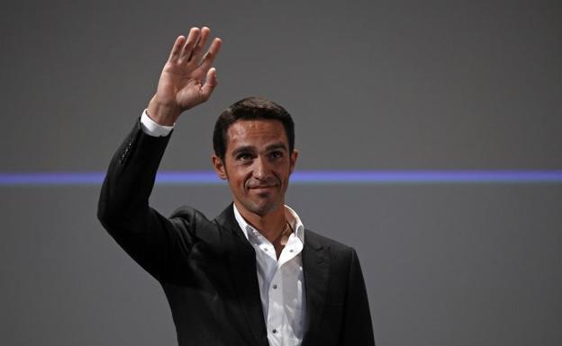 Alberto Contador saluda durante la presentación del Tour de 2018. /EFE