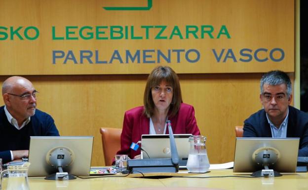 Idoia Mendia ha mantenido un encuentro con sus parlamentarios en la Cámara vasca. /Blanca Castillo