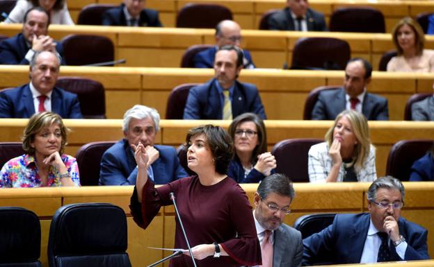 La vicepresidenta del gobierno Soraya Sáez de Santamaría durante su intervención durante el pleno celebrado el pasado día 10 en el Senado./