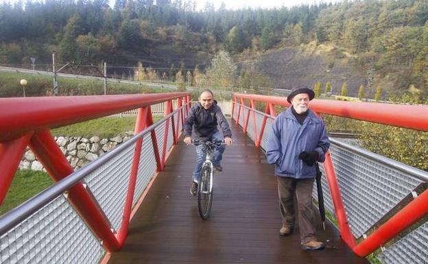 El parque lineal a su paso por Amurrio. / JOSÉ MONTES