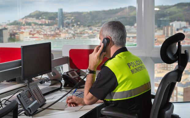 Un agente trabaja en la nueva comisaría./Ayuntamiento de Bilbao