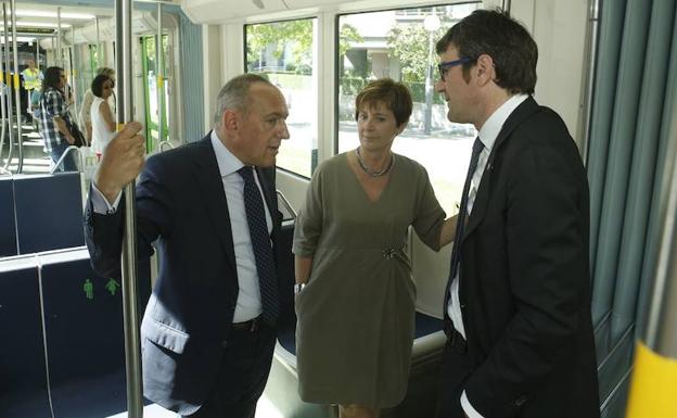 González, Tapia y Urtaran viajan en el tranvía de Vitoria el día de la presentación de la ampliación a Adurza./Rafa Gutiérrez