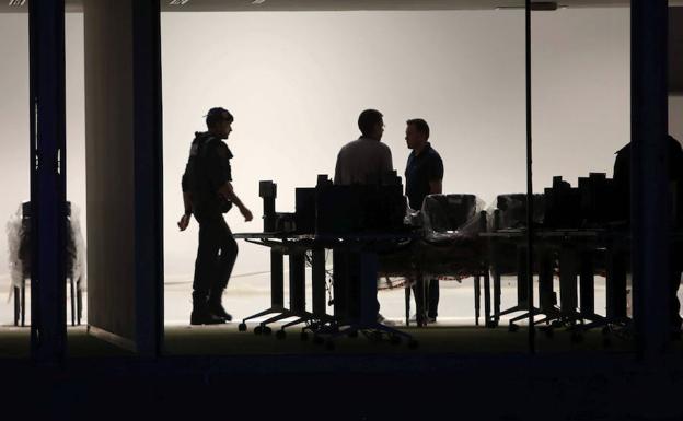 Agentes de la Guardia Civil en el interior del Centro de Seguridad de la Información de Cataluña, horas antes del 1-0./T. Albir (Efe)