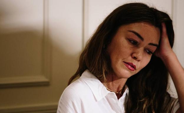 Mimi Haleyi llora durante una conferencia de prensa donde ofreció los detalles del presunto abuso sexual del que fue víctima. /Alba Vigaray (efe)