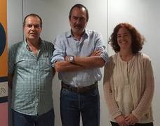 El concejal José Luis Landa, junto a los dos premiados. /GABRIEL CUESTA