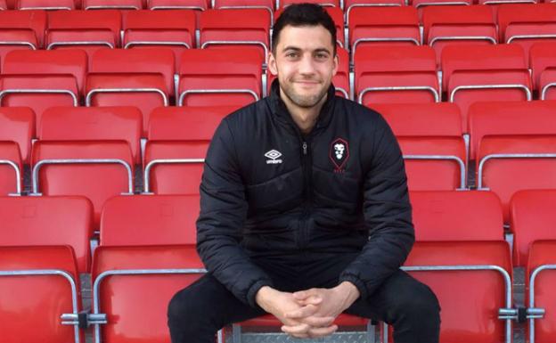 El meta posa en su presentación con el Salford City./Twitter