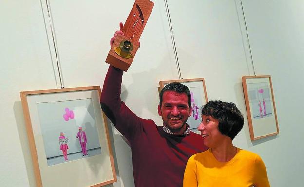 Trofeo. Oskar Manso con el premio y con su pareja Lou Matilla, la modelo en rosa./Félix Morquecho