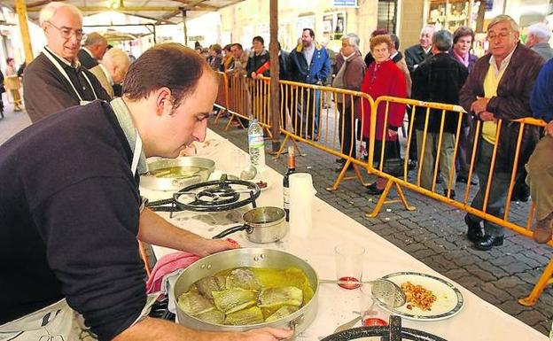 2001. Durante años el concurso de bacalao se celebró en la calle Toribio Etxebarria./Félix Morquecho