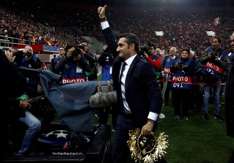 Valverde recibe un homenaje ante Olympiacos./EFE