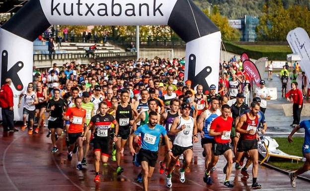 La carrera arrancó de las pistas de Artunduaga. / MIREYA LÓPEZ
