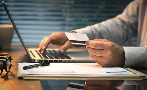 Una persona realiza una gestión electrónica con su tarjeta. /El Correo