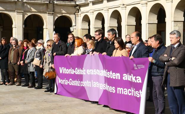 La movilización ha estado encabezada por el alcalde, Gorka Urtaran, y concejales de todas las formaciones políticas y responsables de la Diputación Foral de Álava/Jesús Andrade