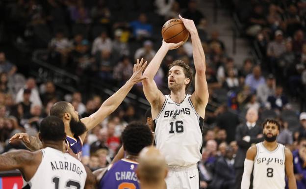 Pau Gasol lanza a canasta durante el partido. /USA TODAY Sports