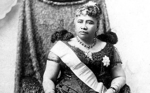 Lydia Kamakaehja, la reina Liliuokalani, gobernó Hawai de 1891 y 1893. Arriba, su escudo real. /R. C.