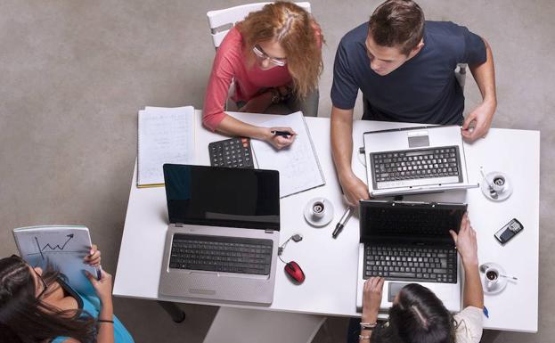 Un grupo de personas trabaja en su oficina./Fotolia