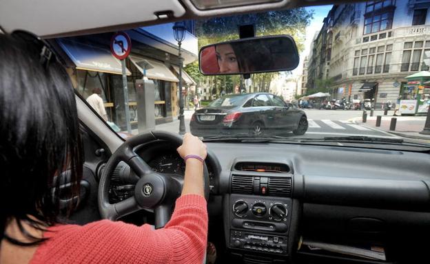 Una conductora circula por Bilbao./Borja Agudo
