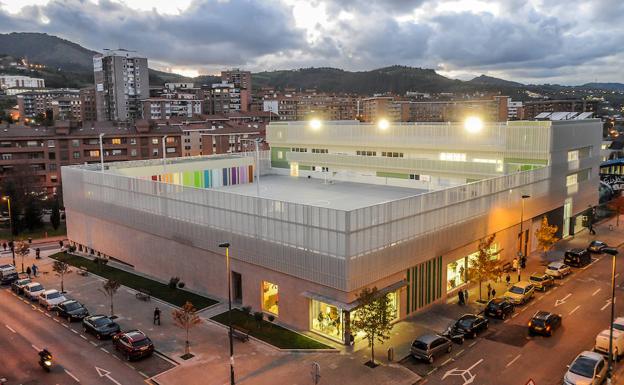 El supermercado de la cadena de distribución ocupa 1.500 metros cuadrados, debajo del patio de la ikastola Urretxindorra./Borja Agudo