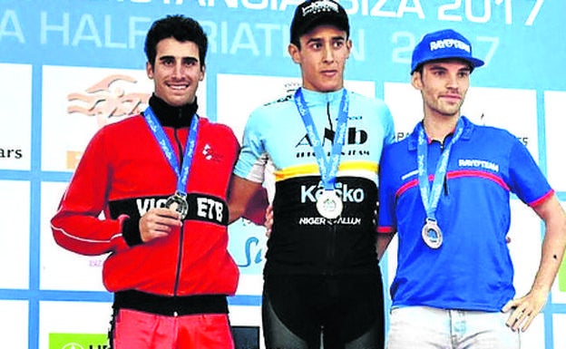 Irigoien, en el centro, tras ser proclamado campeón. / E. C.