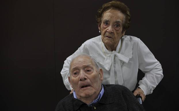 Leonor empuja la silla de su marido, José Machado./IGNACIO PÉREZ