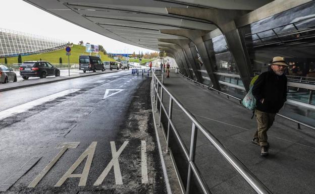 La parada de taxis del aeropuerto de Loiu mostraba este aspecto esta mañana. /IÑAKI ANDRÉS
