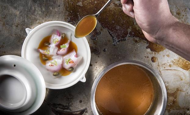 Álvaro Garrido, chef del Mina bilbaíno, conserva la ilusión de un principiante. En la foto su impresionante begihaundi a modo de risotto./VICUGO