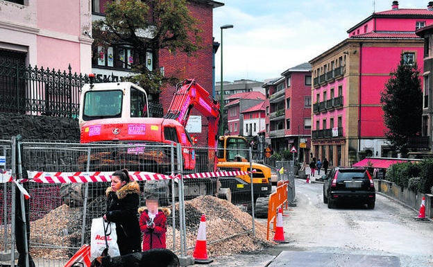 Las obras pretenden renovar todos los servicios subterráneos y embellecer la arteria. / LUIS ÁNGEL GÓMEZ