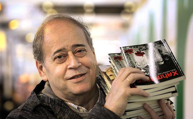 José Javier Abasolo: «En Euskadi hemos llegado tarde a la novela negra, pero como lo cogemos todo con muchas ganas...», dice mostrando libros de Jon Arretxe.