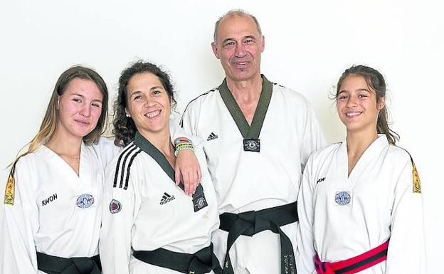 Haizea, Iratxe, Johannes y Ainhoa, posando con sus kimonos. /