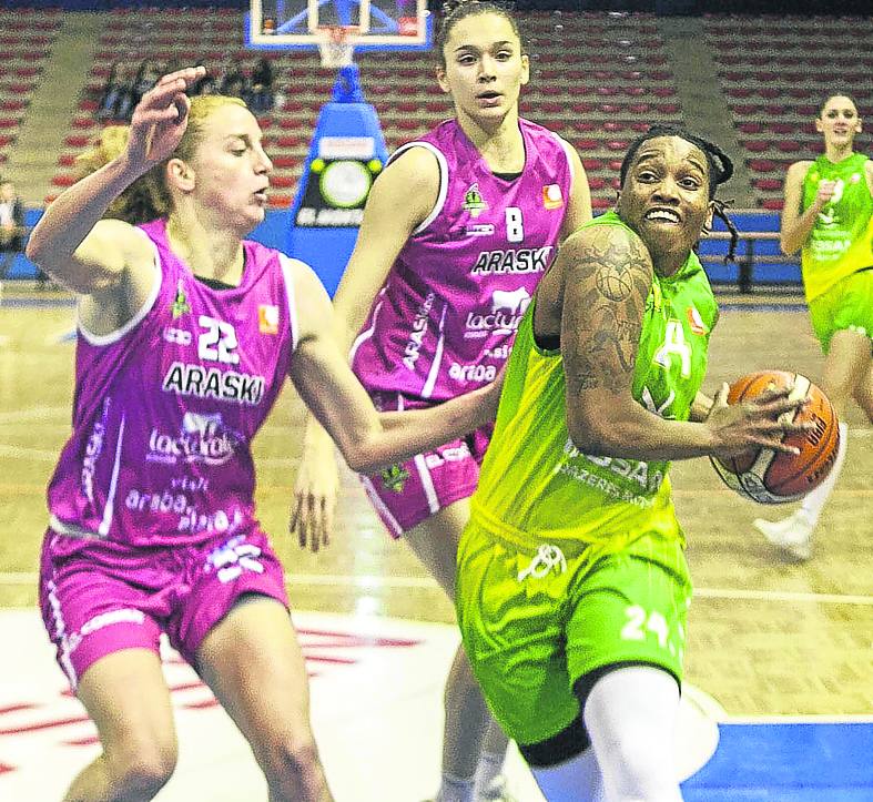 Forster y Etxarri tratan de obstaculizar la entrada de Brown./J. Rey