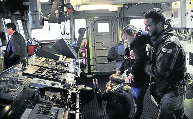 Niños asisten entusiasmados a las explicaciones en el puente de mando./Ignacio Pérez