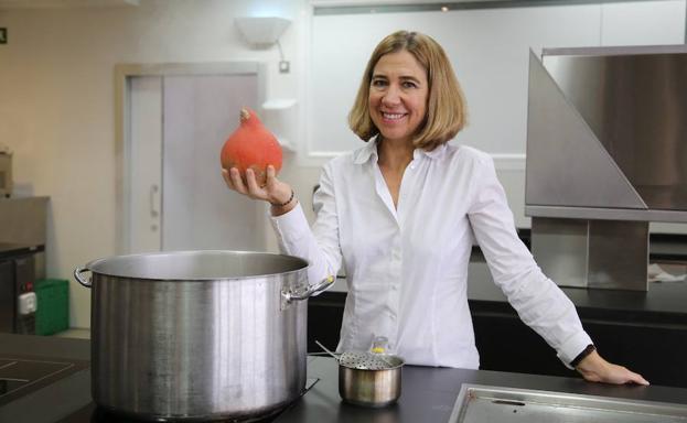 Ada Parellada sostiene una calabaza en las cocinas del Basque Culinary Center./Mikel Fraile