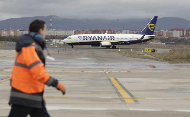 El temporal obligó a un vuelo aterrizar en Foronda, desviado desde Loiu, aunque dos chárters con destino Vitoria no pudieron tomar tierra. /Rafa Gutiérrez